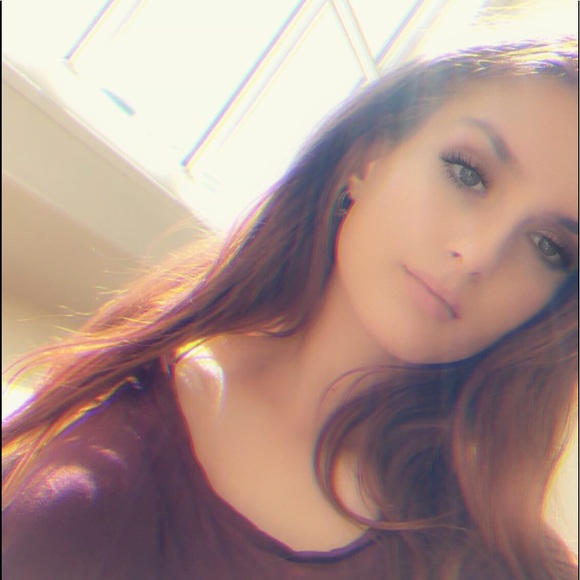 Profile Picture of Kylie Silcox (@kyliejsilcoxx) on Poshmark