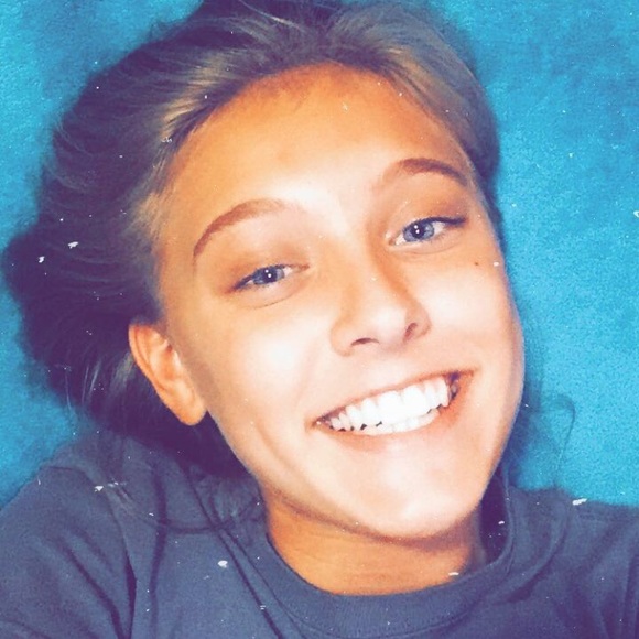 Profile Picture of Skyley Cloncs (@skyee05) on Poshmark