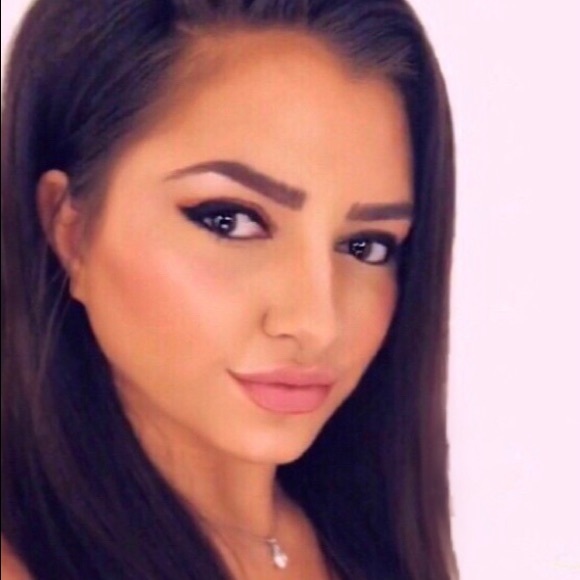 Profile Picture of Bella Foels (@bella_foels) on Poshmark