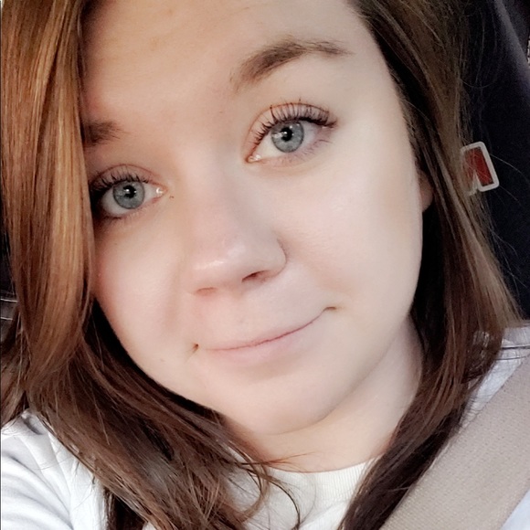 Profile Picture of Danielle Grosskurth (@dgrosskurth) on Poshmark