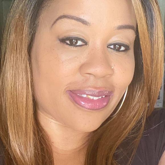 Profile Picture of Doris Dickson (@40boykin) on Poshmark
