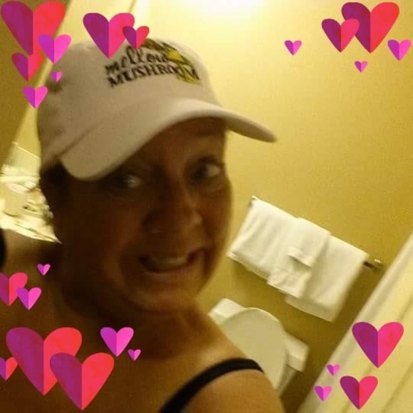 Profile Picture of Lori Gill (@fgill42) on Poshmark