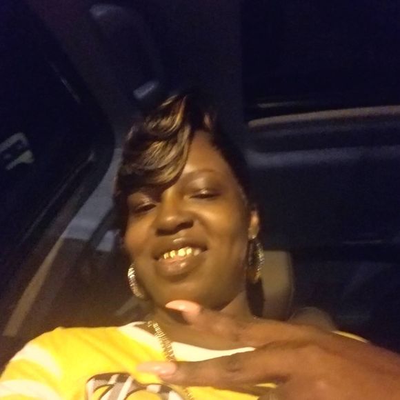 Profile Picture of Shawna Brown (@shawnakinlaw06) on Poshmark