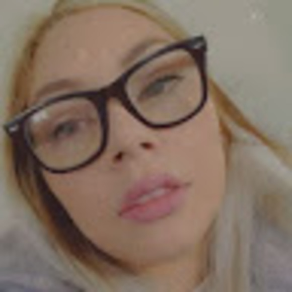 Profile Picture of Xenia Garcia (@xeniacgs) on Poshmark