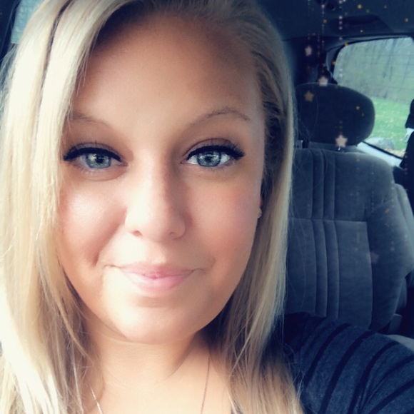 Profile Picture of Amie Scott (@scottlady2605) on Poshmark