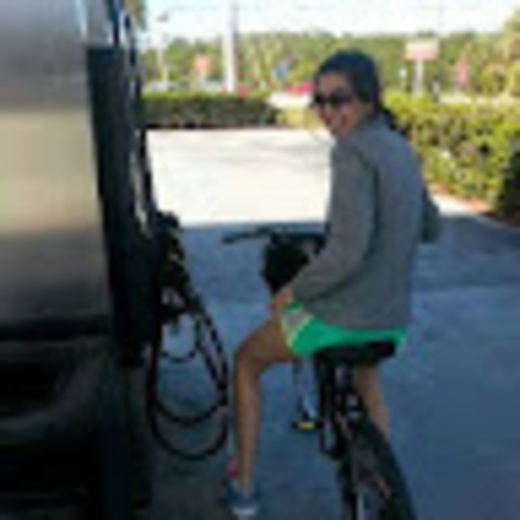 Profile Picture of Kimberly Evanchik (@kevanchik) on Poshmark