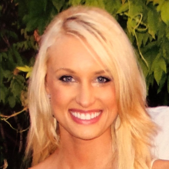 Profile Picture of Amanda Roncancio (@amandaroncancio) on Poshmark