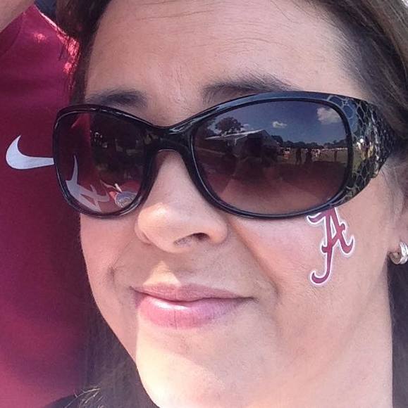 Profile Picture of Lisa Barker (@lisab415) on Poshmark