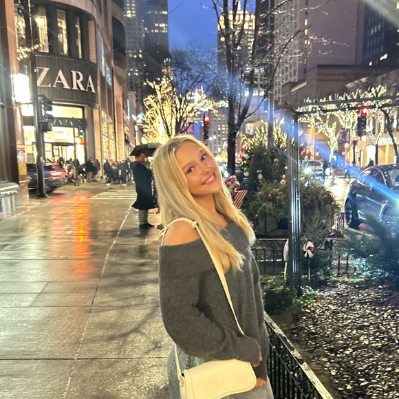 Profile Picture of Summer Matyus (@summer_sells0) on Poshmark