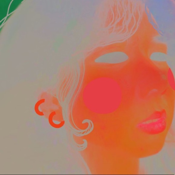 Profile Picture of Sara Maseda (@blubananas) on Poshmark