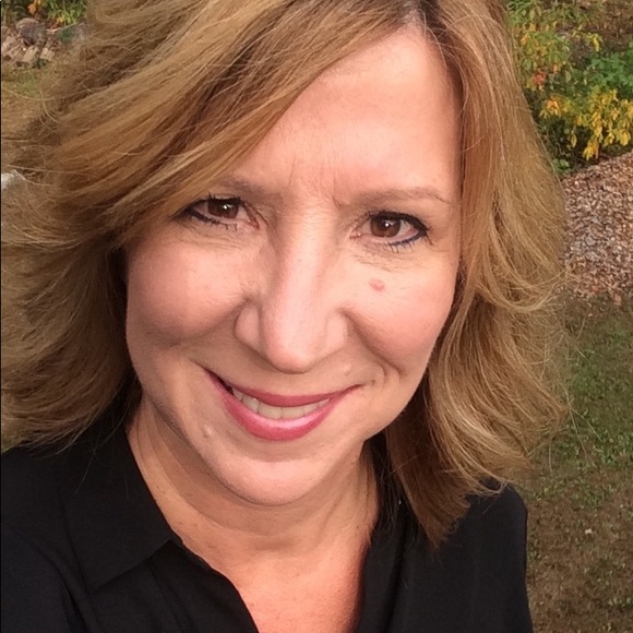 Profile Picture of Sandy Wright (@wrightsandy) on Poshmark