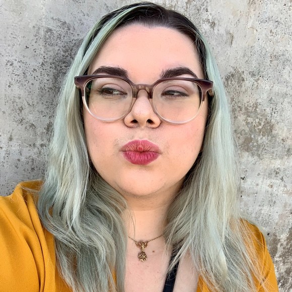 Profile Picture of Romelia Loaiza (@rolo95) on Poshmark