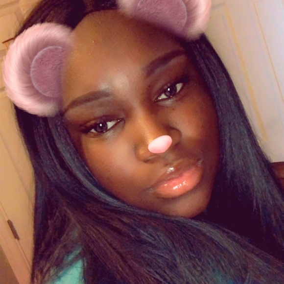 Profile Picture of Alyson Hogan (@alypooh1999) on Poshmark