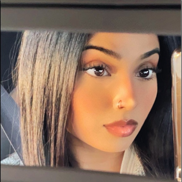 Profile Picture of Victoria Dindyal (@victoriadin) on Poshmark