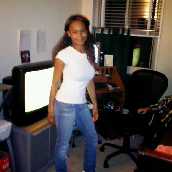 Profile Picture of Lakisha Davis (@21bordakish) on Poshmark