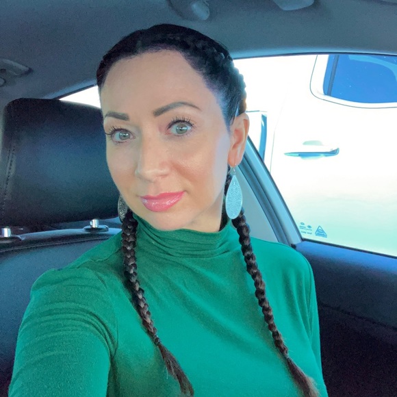 Profile Picture of Athena Nuness (@athena_9381) on Poshmark