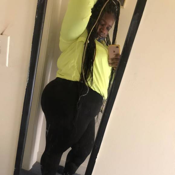 Profile Picture of Rose Gunartt (@rosierose2015) on Poshmark