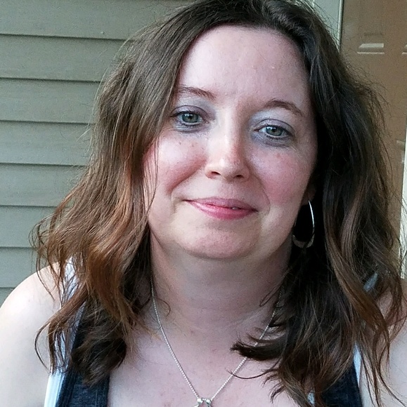 Profile Picture of Stephanie Kretzer (@sweetlil24824) on Poshmark