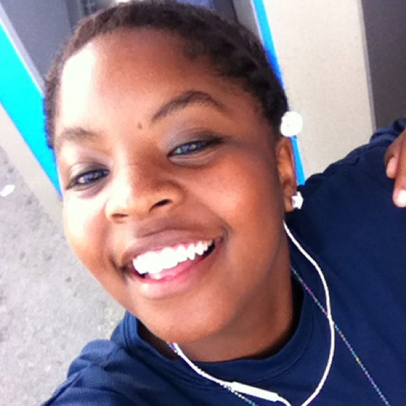 Profile Picture of Jaynell Lewis (@jaynizzleyizzle) on Poshmark