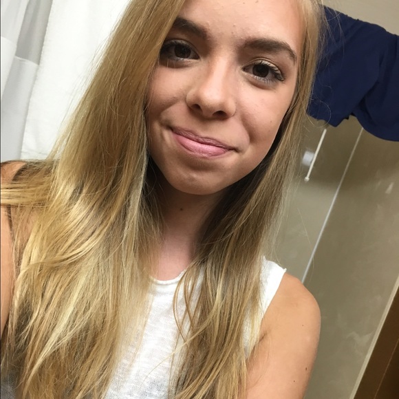 Profile Picture of Annabelle Edwards (@annabelle18) on Poshmark