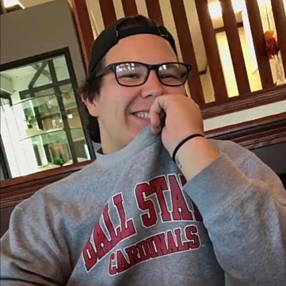 Profile Picture of Alex Hakes (@alexhakes) on Poshmark