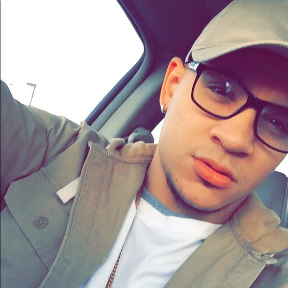 Profile Picture of Michael Huron (@mikah49) on Poshmark
