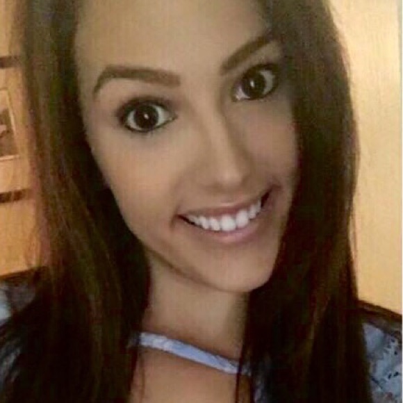 Profile Picture of Amanda Benjamin (@abenji93) on Poshmark