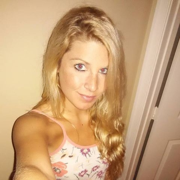 Profile Picture of Bethany Hollern (@bethanyhollern) on Poshmark