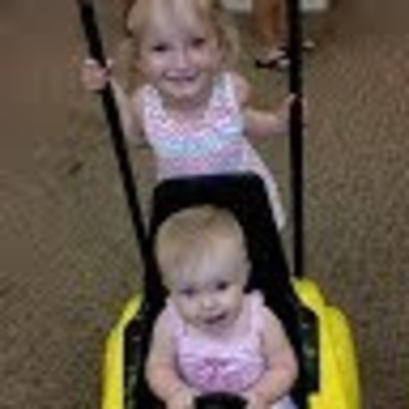 Profile Picture of Robbi Fleshner (@robbiprc) on Poshmark