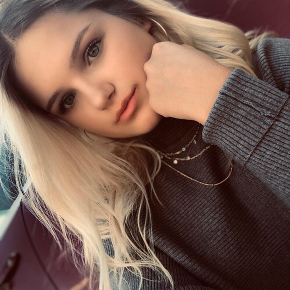 Profile Picture of Randi Blymiller (@randiblym) on Poshmark