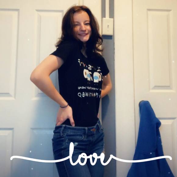 Profile Picture of Lilly Denbo (@lildenbo02) on Poshmark