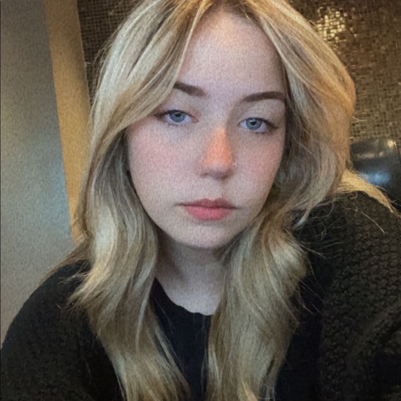Profile Picture of Lily Binkerd (@lily800800) on Poshmark