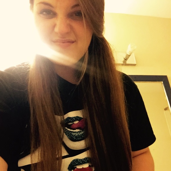 Profile Picture of Mia Wright (@mia2121) on Poshmark