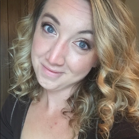 Profile Picture of Tabatha Stewart (@tabathastewart) on Poshmark