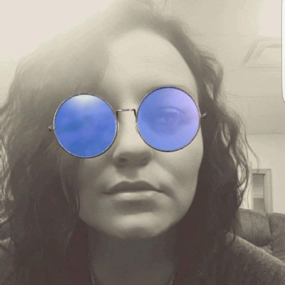 Profile Picture of Amanda Tudor (@lvlyfemale) on Poshmark