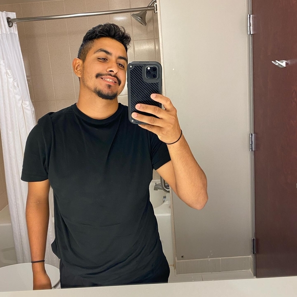 Profile Picture of Julio Alvarez (@jcarz0) on Poshmark