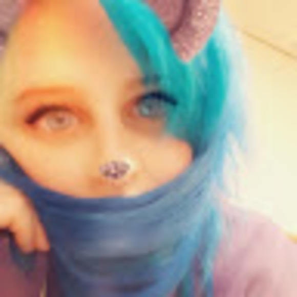 Profile Picture of Krislynn Casebolt (@ukississhinee) on Poshmark