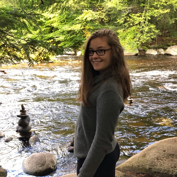 Profile Picture of Bailey Gates (@baileyliz12) on Poshmark