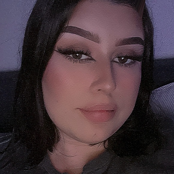 Profile Picture of Anna Baker (@annakmua) on Poshmark
