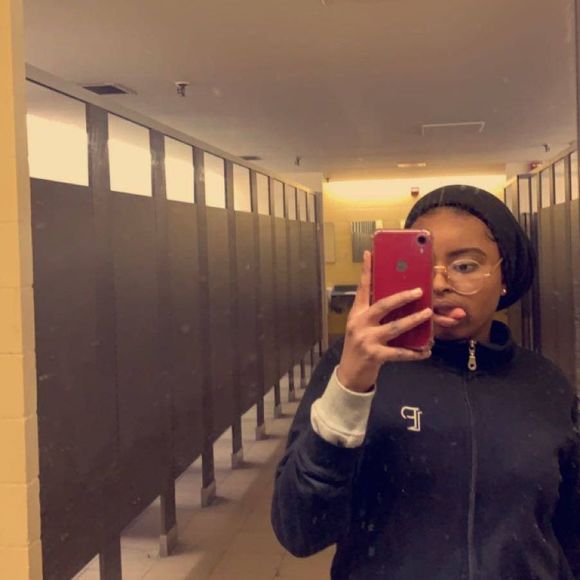 Profile Picture of Zenab Ali (@zeze0031) on Poshmark