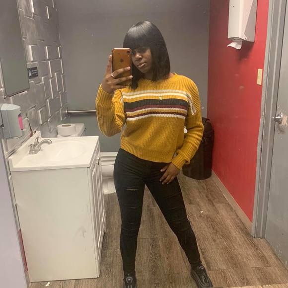 Profile Picture of Alexandria Harbin (@alexandriaa_hh) on Poshmark