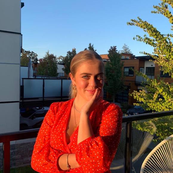 Profile Picture of Anika Leitl (@anikaleitl) on Poshmark