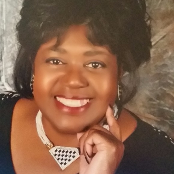 Profile Picture of Roz Thurner (@rozthurner) on Poshmark