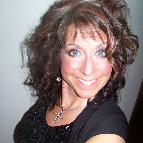 Profile Picture of Rebecca Weinel (@rweinel697) on Poshmark