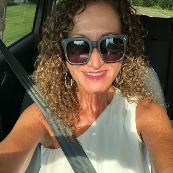 Profile Picture of Julia Alarcon (@julstampa) on Poshmark