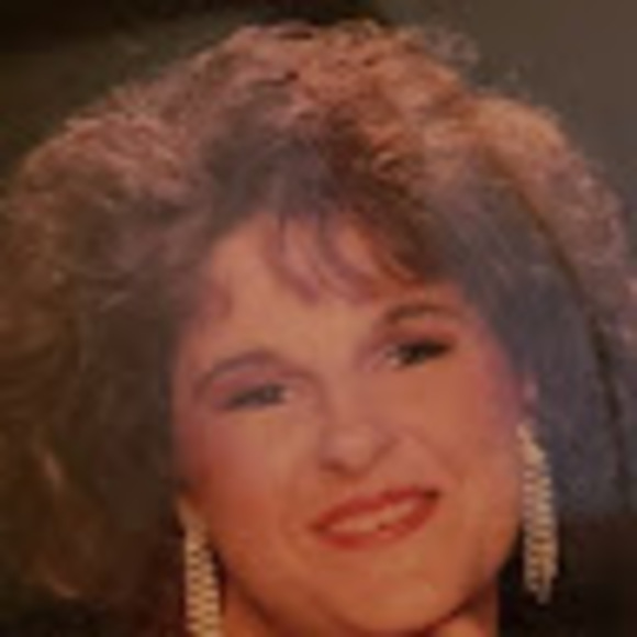 Profile Picture of Kimmie Raynor (@kimmieraynor) on Poshmark