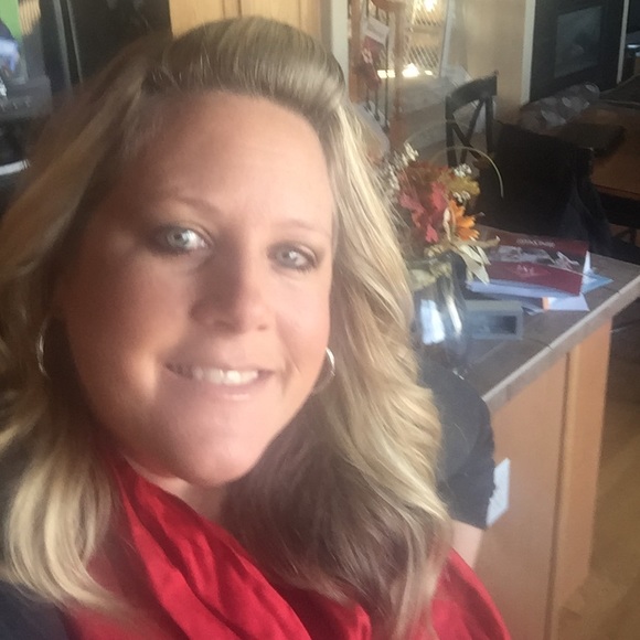 Profile Picture of Trina Loendorf (@trinaloendorf) on Poshmark