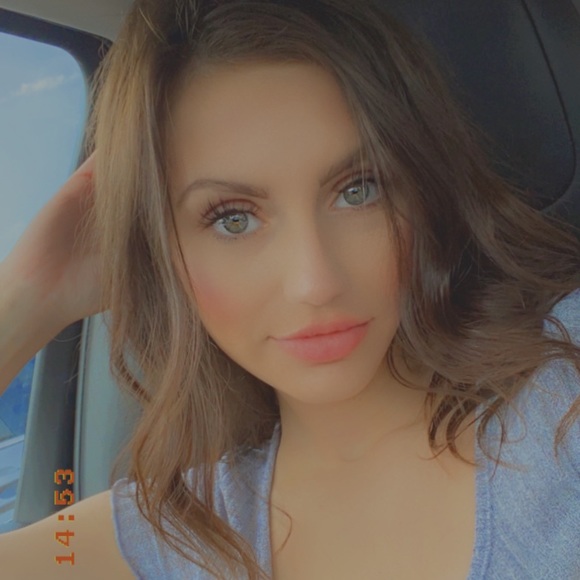 Profile Picture of Madison Ringlein (@mringlein) on Poshmark