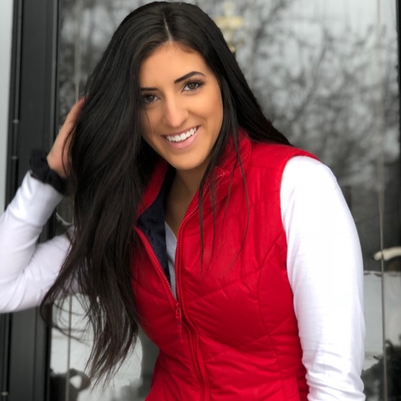 Profile Picture of Ariana Roland (@arianaroland) on Poshmark