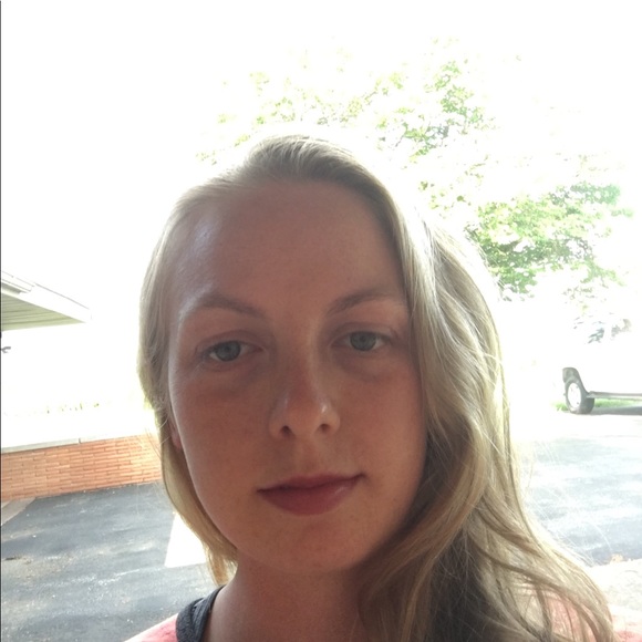 Profile Picture of Naomi Halbert (@naomirose40) on Poshmark